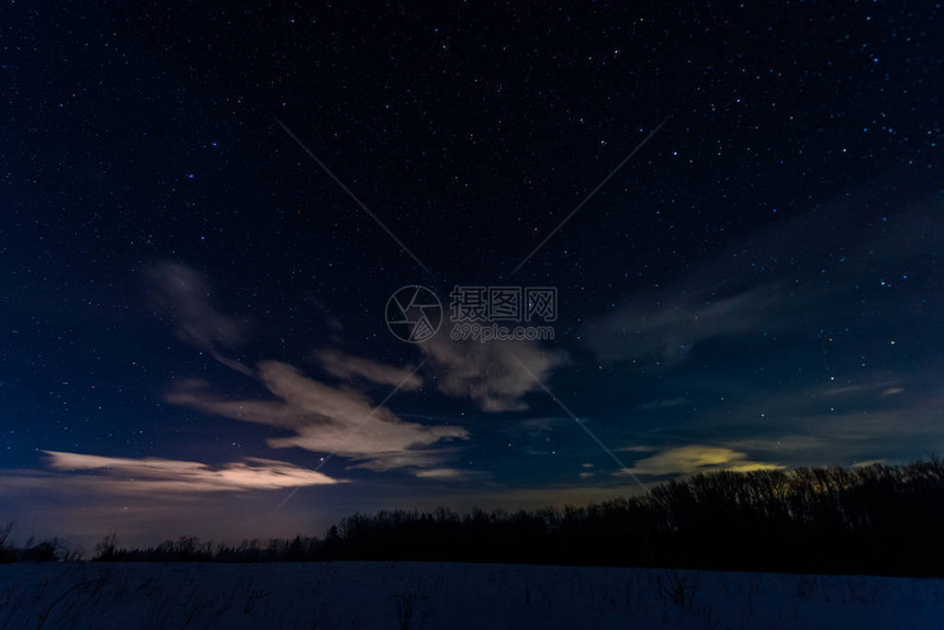 冬季夜晚喀尔巴阡山脉的星空暗夜图片