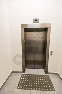 现代建筑中的不锈钢电梯门图片
