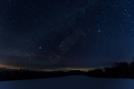 冬季夜晚喀尔巴阡山脉的星空暗夜背景图片