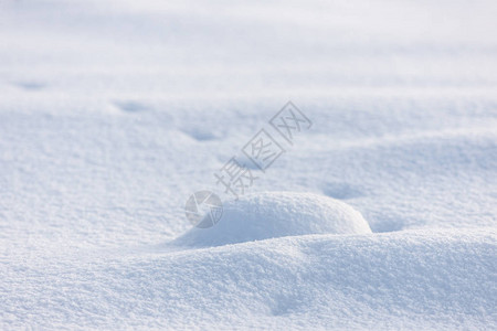 在寒冷的冬日抽象雪背景背景图片