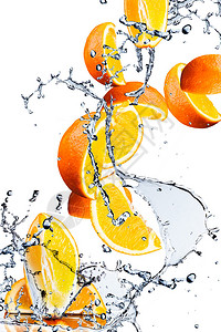 橙色水果和飞溅的水图片