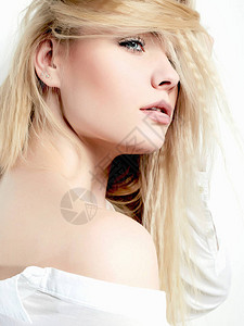 金发和化妆的美丽的年轻美女白色模特女孩图片