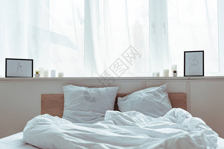 现代卧室有舒适的床枕头毯图片
