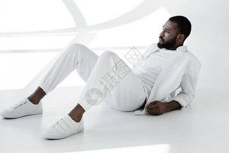 身着白衣躺在白衣的非洲男子图片