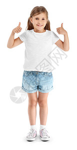 穿着时装T恤的小女孩在白色背图片