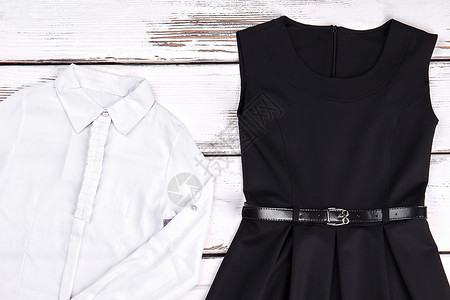女孩纯棉白衬衫和黑色连衣裙办公室的白色品牌女孩衬衫和黑色连衣裙小黑裙和白色背景图片
