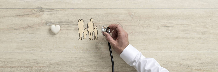 医生对一个有三个孩子的年轻家庭持有医学听诊器人寿保险概念图片