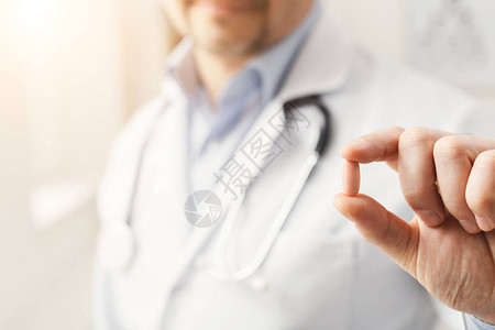 医生用听诊器给或显示药丸图片
