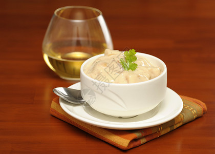 一碗丰盛的蛤蜊浓汤配白葡萄酒图片