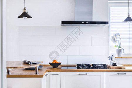现代白色厨房带炉灶图片