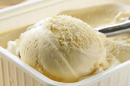 白杯中的奶油香草冰淇淋图片