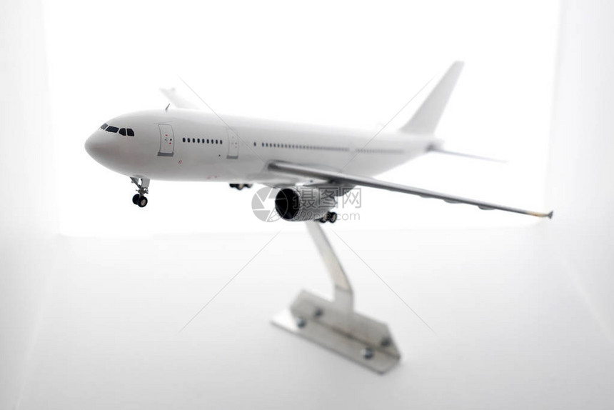 以白色背景站在立的客机模型图片