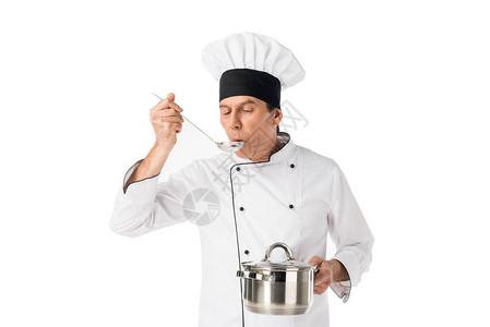 穿着主厨制服的男子手持锅盘和在白色上孤高清图片