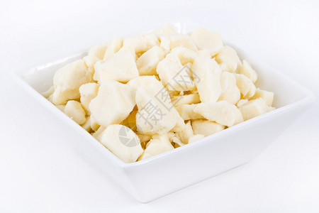 白色背景上的碗里的白色乳酪凝乳图片