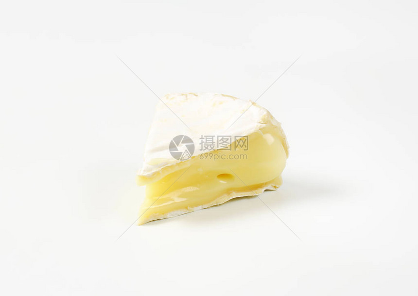 一块白皮软熟奶酪图片