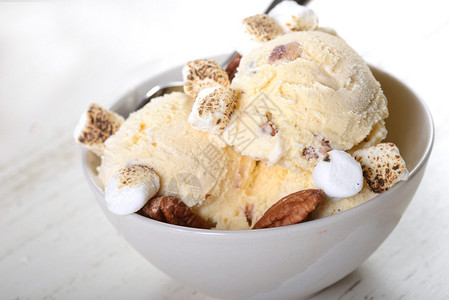 一碗奶油培干冰淇淋配满了核子图片