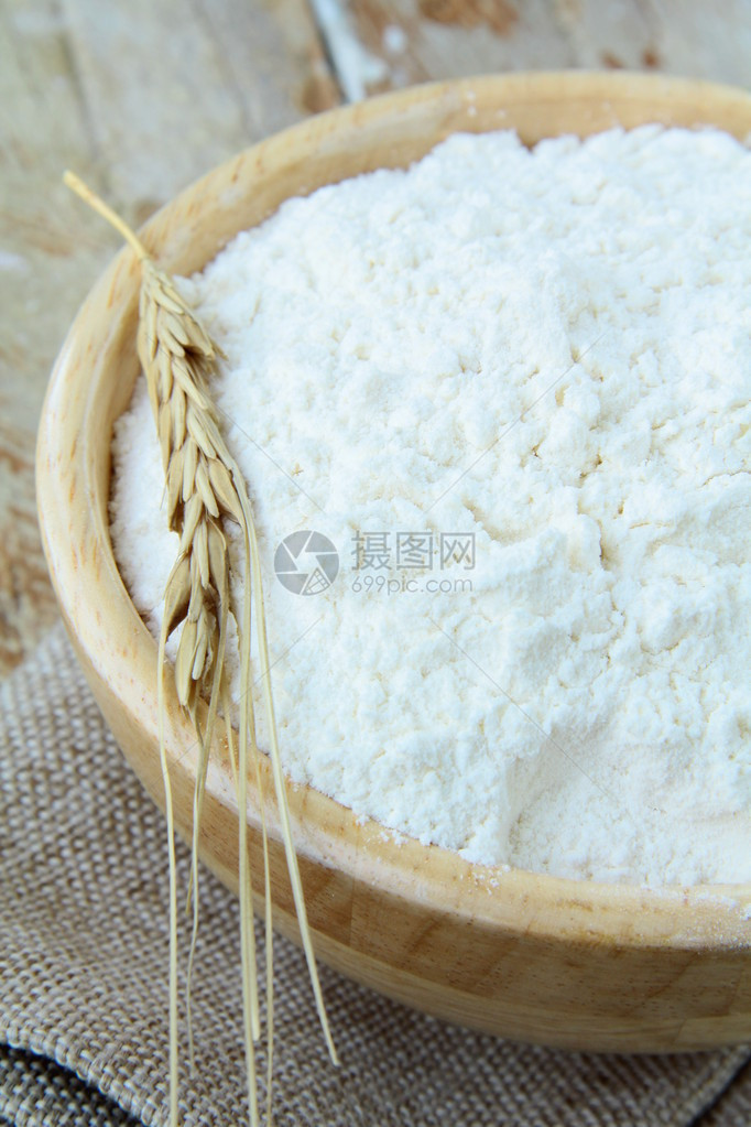 木碗中的白面粉与小麦穗图片