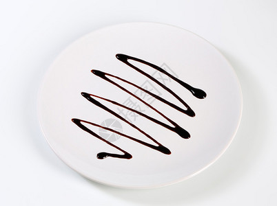巧克力糖浆滴在盘子上图片