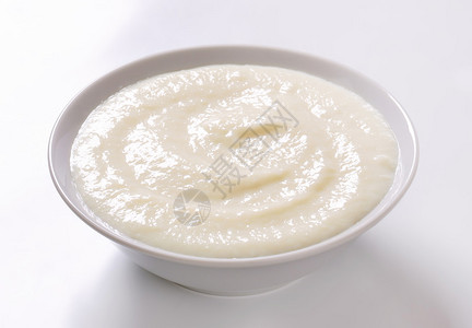 一碗光滑的牛奶布丁图片