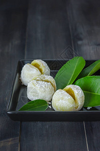 大福麻糬日本甜点在木制背景上的菜图片