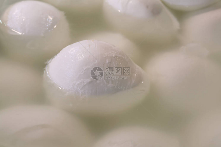 用新鲜水牛奶制成的白马扎拉奶粉在手工图片