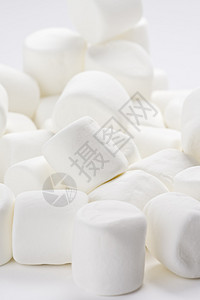 白色背景上的一堆白色棉花糖背景图片