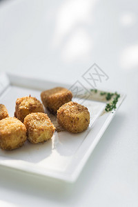 马铃薯炸丸子炸丸子在白色背景上的开胃菜图片