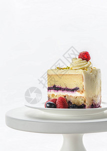 白色蛋糕架上的一块开胃蛋糕图片