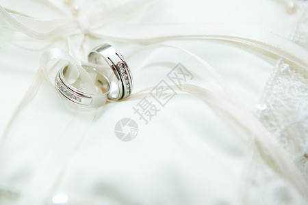 美丽闪亮的结婚戒指白色的钻石图片
