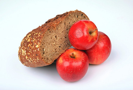 白色背景上的面包和苹果背景图片