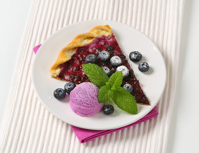 片夸克和蓝莓flammkuchen配冰淇淋背景图片
