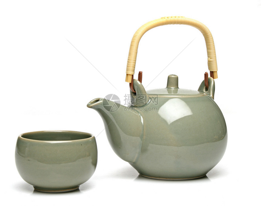 白色背景中的陶瓷茶壶和茶杯图片