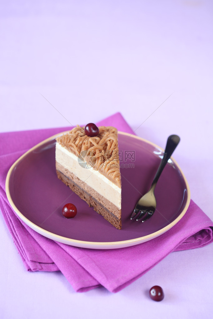 切斯特努多语言MousseCake的一块亮紫色盘子和餐巾纸上图片