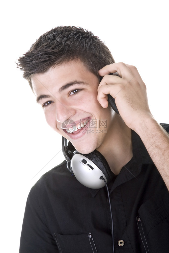 年轻人用耳机享受音乐图片