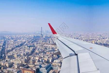 来自飞机窗口的巴黎图片