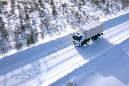 冬天在公路上骑着马车的卡车冬图片