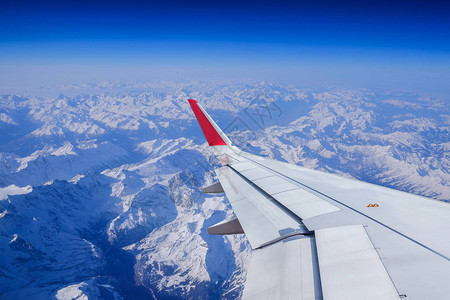 从飞机窗看雪山图片