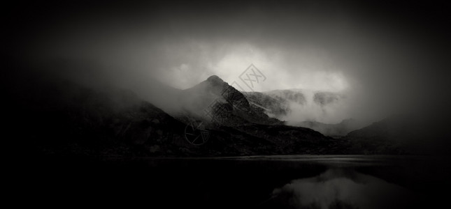 雾蒙蒙的黑白山峰图片