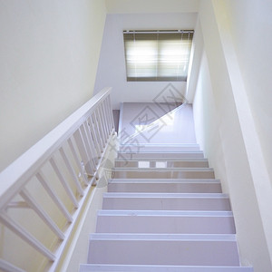 白色家的楼梯内部图片