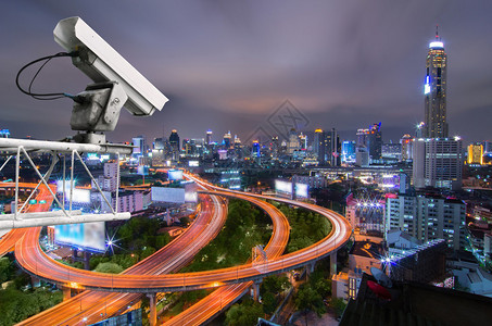 安全摄像头检测到交通运动摩天大楼屋顶背景图片
