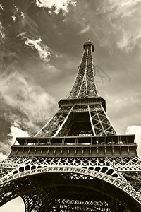 Eiffel铁塔在阴云图片