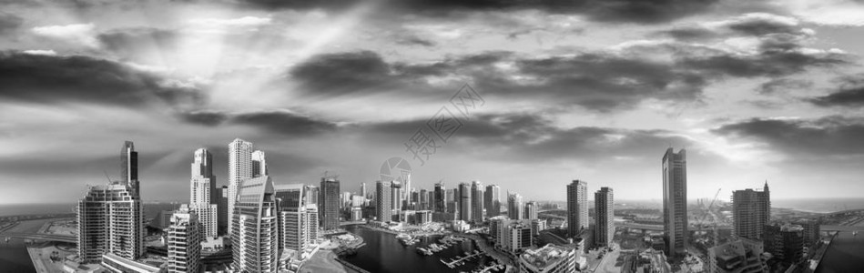 迪拜玛瑞娜摩天大楼的全景色是背景图片