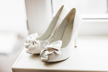 漂亮的蝴蝶结白色婚鞋图片