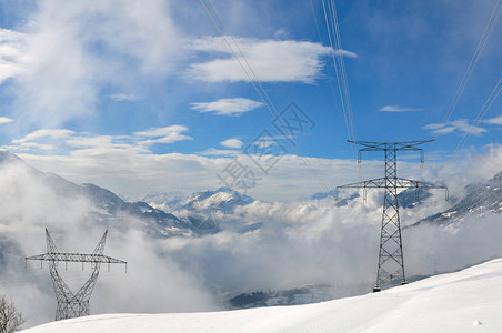 白雪皑的高山压电塔高清图片