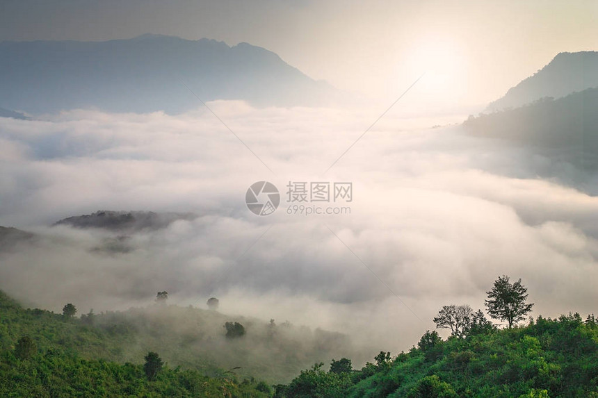 老挝北部山区谷底部的浓云图片
