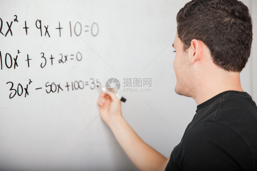 高中生在学校的白板上写一图片
