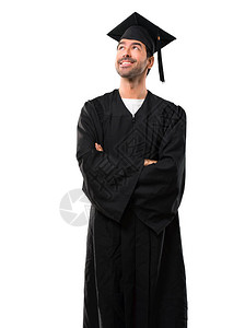 大学毕业日的男生站立看着微笑着与世隔图片