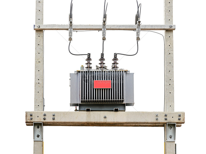 在白色隔离的大电站变压器高压图片