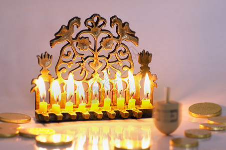 以及犹太节日Hanukkah的古老黄铜穆诺拉青铜图片