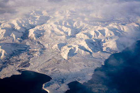 北极冰冻土地的鸟瞰图图片